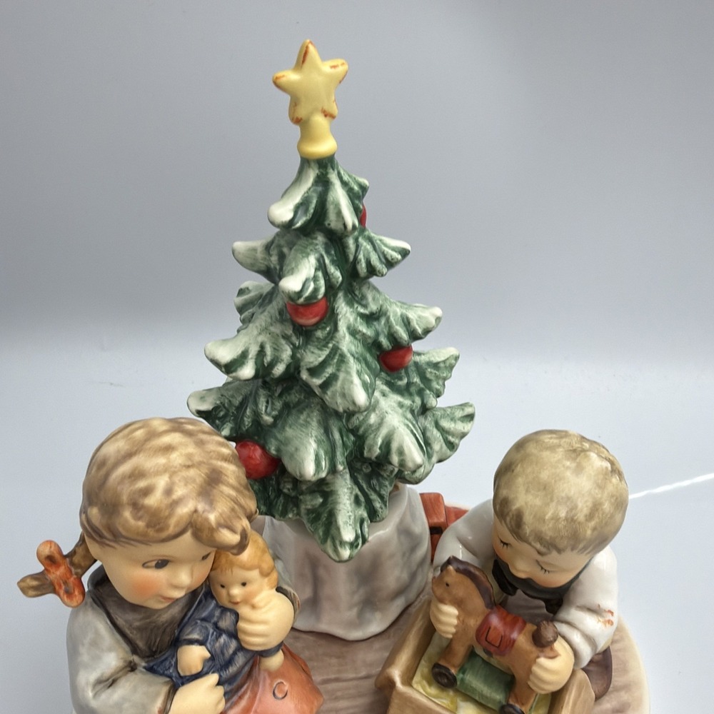 Rare LE HUMMEL 2263 CHRISTMAS MORNING PRESENT FIGURINE 2330 Out Of 4000 - Picture 4 of 11